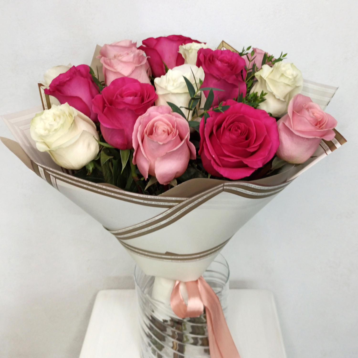 фото букета Моно-букет из цветных роз 15 шт гол-я от магазина Флориаль
