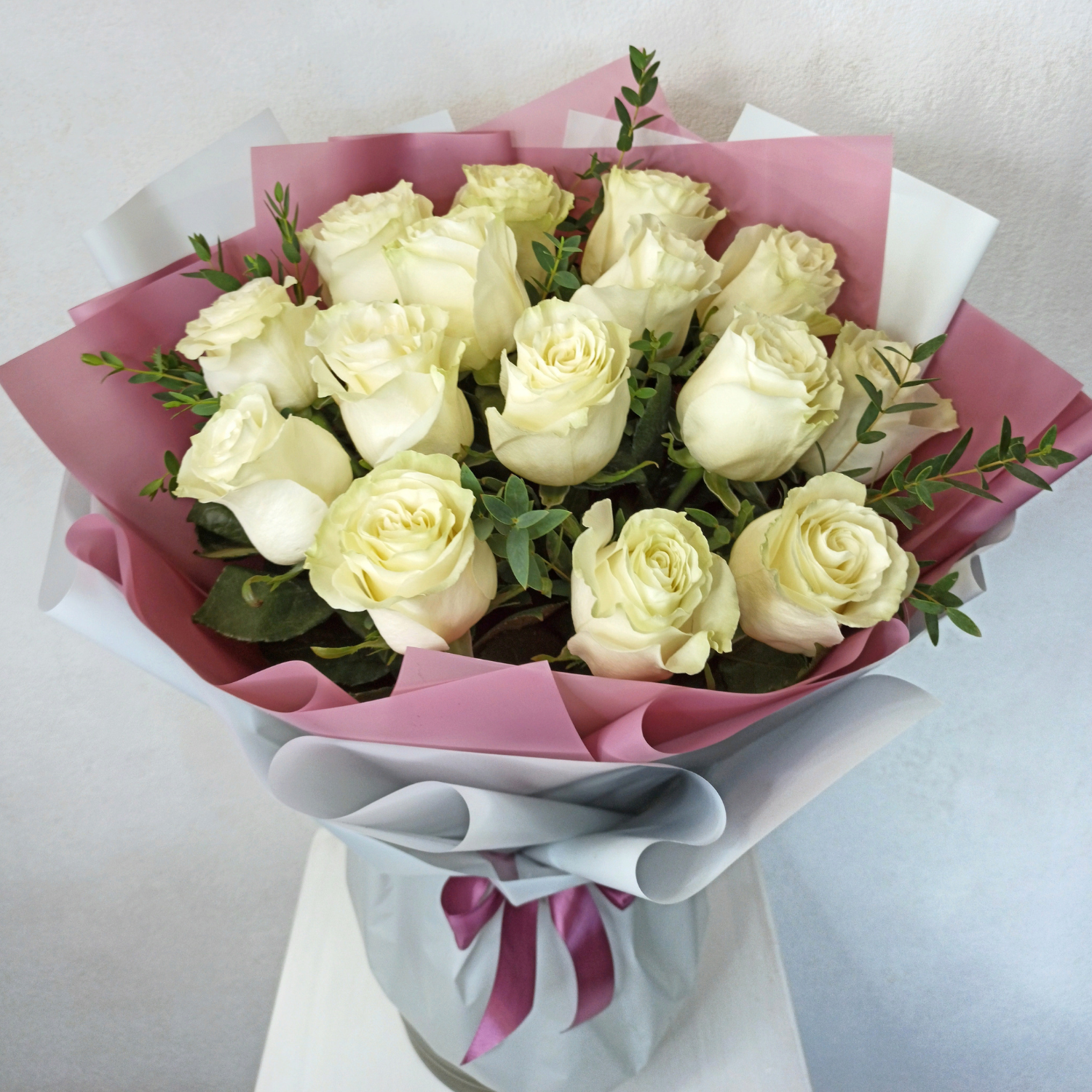 фото букета Моно-букет из белой розы 15 шт гол-я от магазина Флориаль
