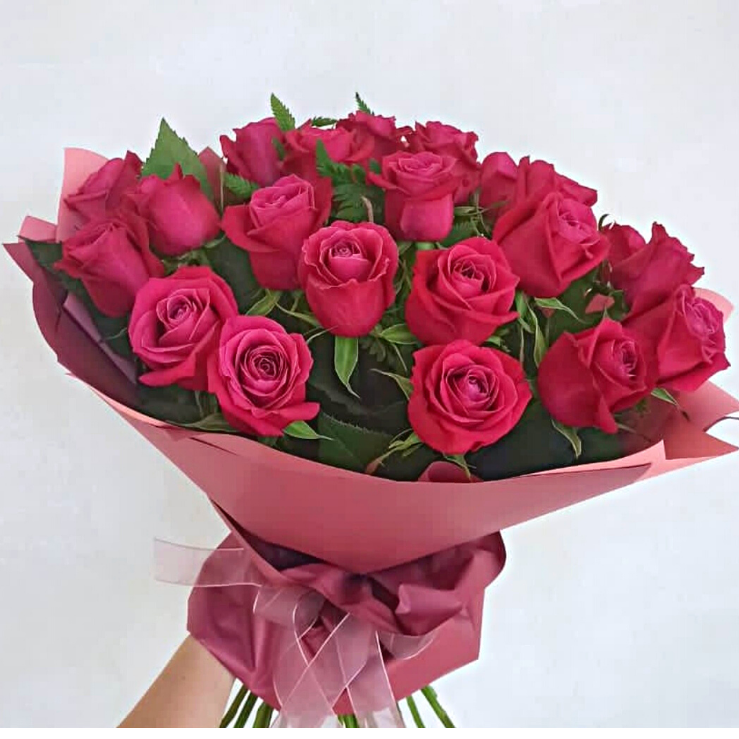 фото букета Моно-букет из 25 шт малиновых роз Россия от магазина Флориаль